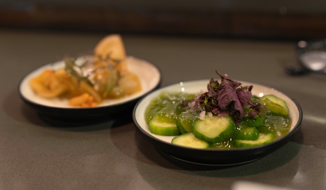 огурцы с базиликом на тарелке