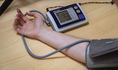 Девушка измеряет давление