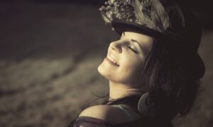 Девушка улыбается