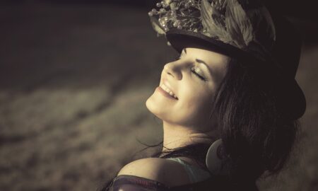 Девушка улыбается