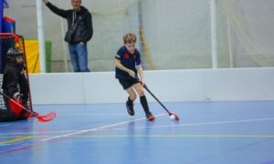 Флорболист на площадке