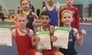 Юные борцы с медалями
