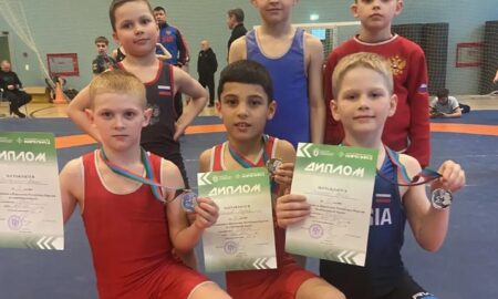 Юные борцы с медалями