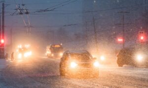 Водители едут в снегопад