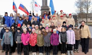 Люди у стелы