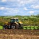 Трактор в поле