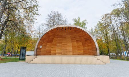 Сцена в парке