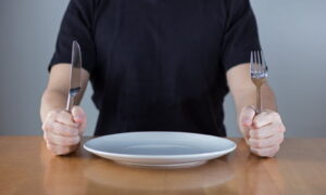человек со столовыми приборами