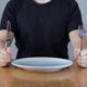 человек со столовыми приборами