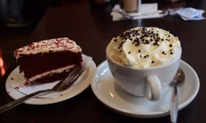 кусок шоколадного торта