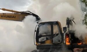 Горящий экскаватор
