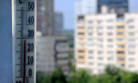 Погода в Новгородской области: термометр показывает +25 градусов на фоне городского пейзажа
