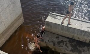 Дети на реке