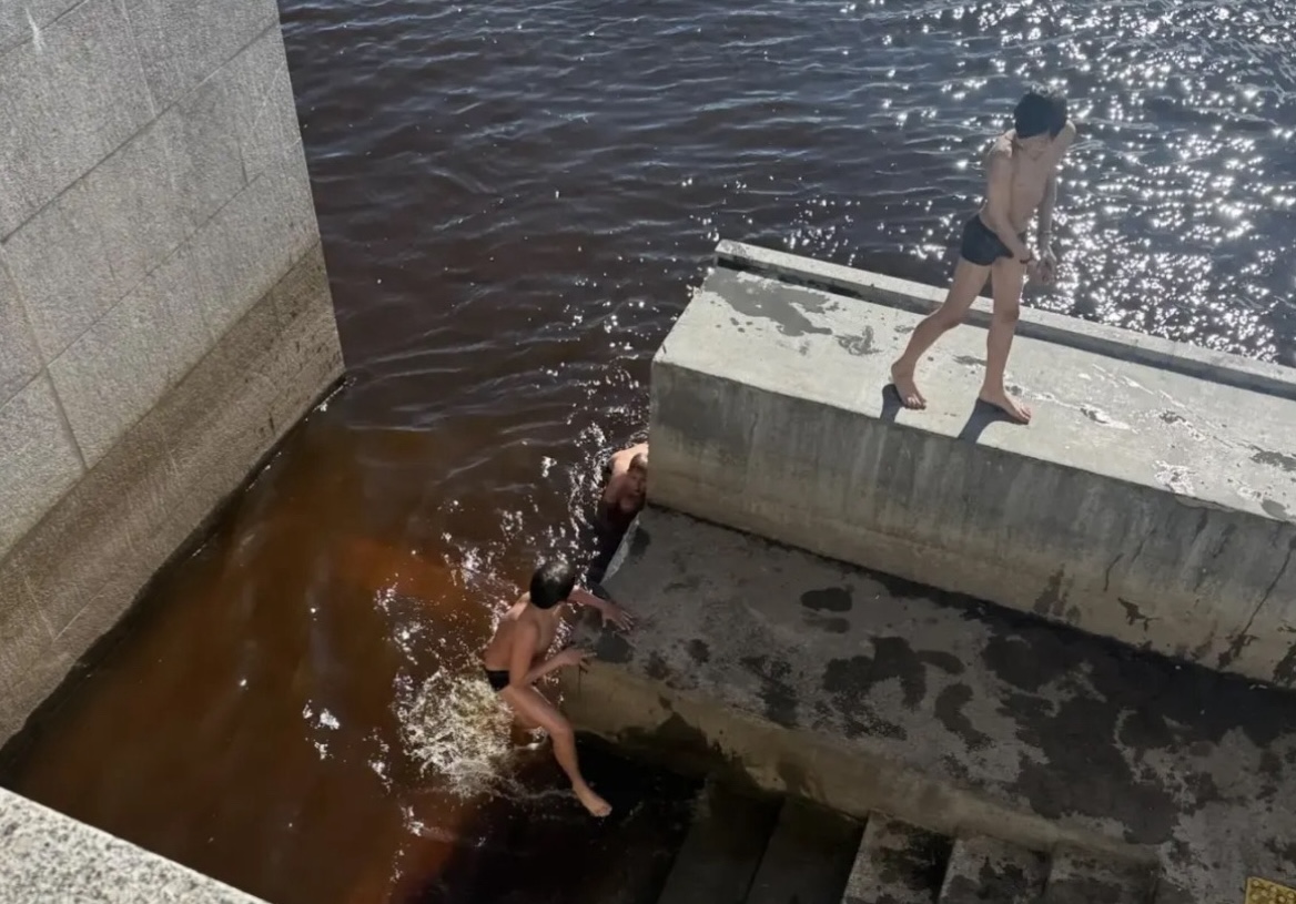 Дети на реке