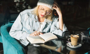 девушка читает книгу