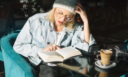 девушка читает книгу