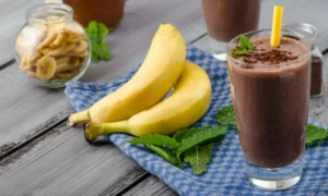 Шоколадный смузи с бананом