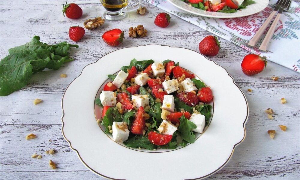 салат с клубникой и сыром
