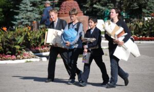 Школьники на улице