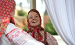 Девушка в русской одежде