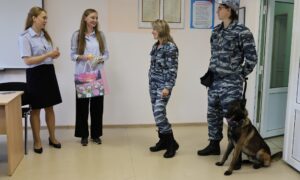 Студенты с кинологом