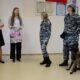 Студенты с кинологом