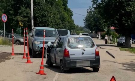 Место ДТП на улице Белова в Валдае, где пенсионерка на «Сузуки Альто» врезалась в пикап
