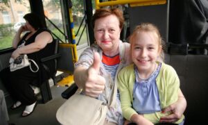 Пенсионерка и внучка в автобусе.
