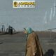 Женщина пенсионного возраста на фоне вывески ломбарда.