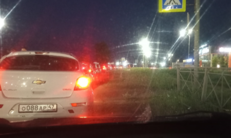 Очередь на АЗС в Великом Новгороде.