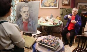 Новгородский художник за портретом бойца СВО.