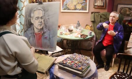 Новгородский художник за портретом бойца СВО.