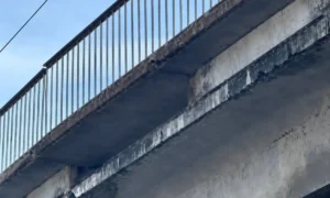 Мост через реку.