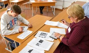 Студент сдает устный экзамен после того, как попался на ИИ