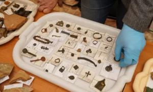 Артефакты, обнаруженные археологами на Троицком раскопе в Великом Новгороде.