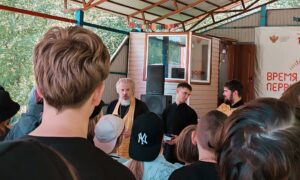 Священники беседуют с детьми в детском лагере под Новгородом.