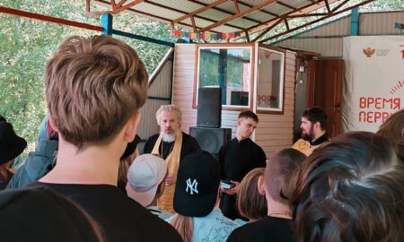 Священники беседуют с детьми в детском лагере под Новгородом.