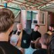 Священники беседуют с детьми в детском лагере под Новгородом.