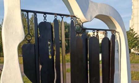 Скульптура «Звонница» в Веряжском парке Великого Новгорода, перекрашенная в белый и чёрный цвета