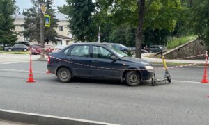 Автомобиль "Лада Калина" на месте ДТП в Великом Новгороде.