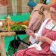 женщина показывает Новогородские ремесла
