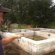Рабочий объясняет, как правильно заделывать трещины в фундаменте дома.