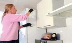 девушка моет шкаф