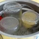 банки в кастрюле стерилизуются