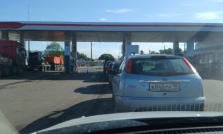 Очередь на заправку в Великом Новгороде