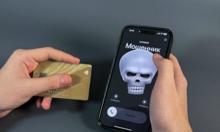 Смартфон в руках пострадавшего от мошенников.