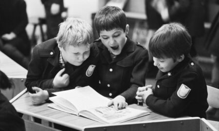 Ученики советской школы читают книгу.