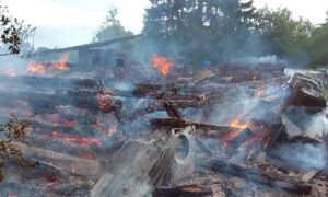 Сгоревший частный дом в деревне Большое Яблоново Парфинского округа