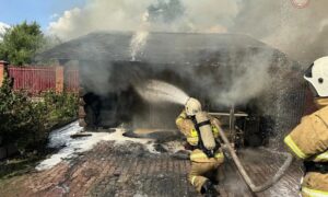 Пожар в хозяйственной постройке в Кречевицах, где мужчина получил ожоги, пытаясь потушить 100 литров бензина.