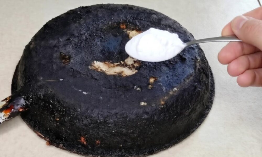 Очищаем сковородку содой